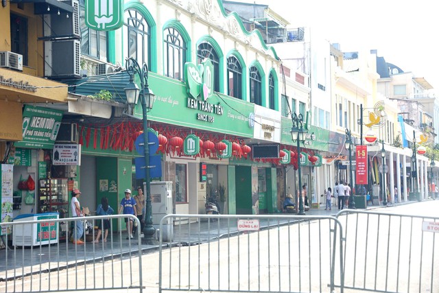 Nhiều điểm vui chơi ở trung tâm Hà Nội vắng khách vì nắng nóng gay gắt- Ảnh 3.