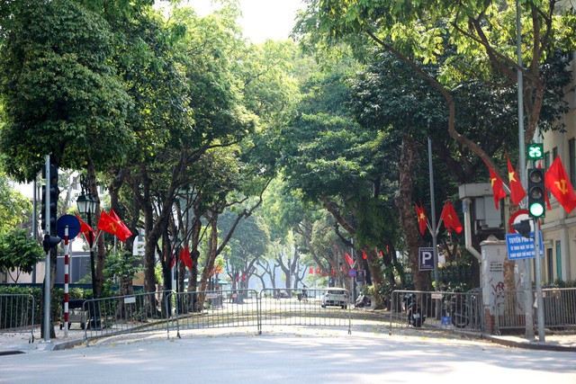 Nhiều điểm vui chơi ở trung tâm Hà Nội vắng khách vì nắng nóng gay gắt- Ảnh 4.