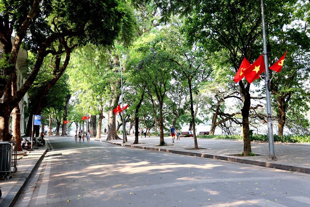 Nhiều điểm vui chơi ở trung tâm Hà Nội vắng khách vì nắng nóng gay gắt- Ảnh 2.