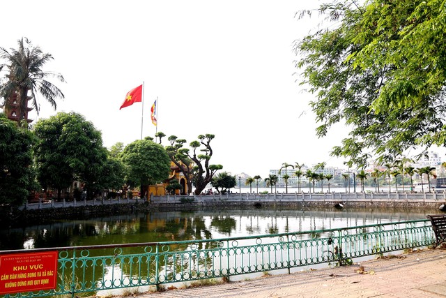 Nhiều điểm vui chơi ở trung tâm Hà Nội vắng khách vì nắng nóng gay gắt- Ảnh 6.