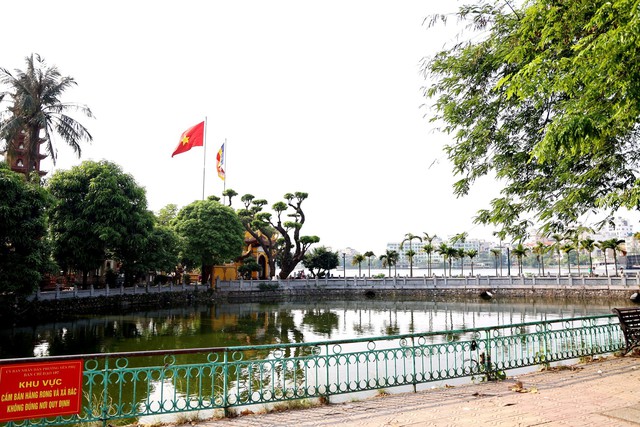 Nhiều điểm vui chơi ở trung tâm Hà Nội vắng khách vì nắng nóng gay gắt- Ảnh 6. Nhiều điểm vui chơi ở trung tâm Hà Nội vắng khách vì nắng nóng gay gắt- Ảnh 6.