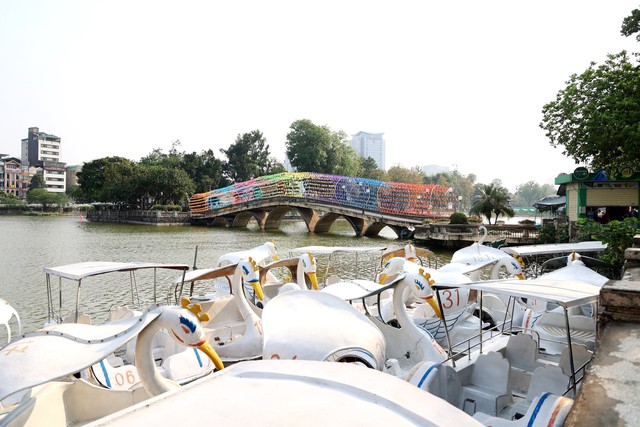 Nhiều điểm vui chơi ở trung tâm Hà Nội vắng khách vì nắng nóng gay gắt- Ảnh 7.