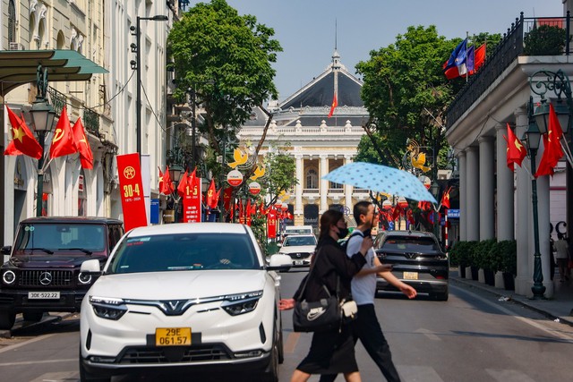 Thủ đô Hà Nội rợp màu cờ hoa dịp lễ 30/4-/1/5- Ảnh 11.