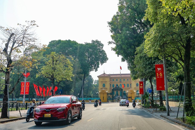 Thủ đô Hà Nội rợp màu cờ hoa dịp lễ 30/4-/1/5- Ảnh 2.