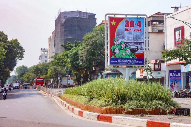 Thủ đô Hà Nội rợp màu cờ hoa dịp lễ 30/4-/1/5- Ảnh 10.
