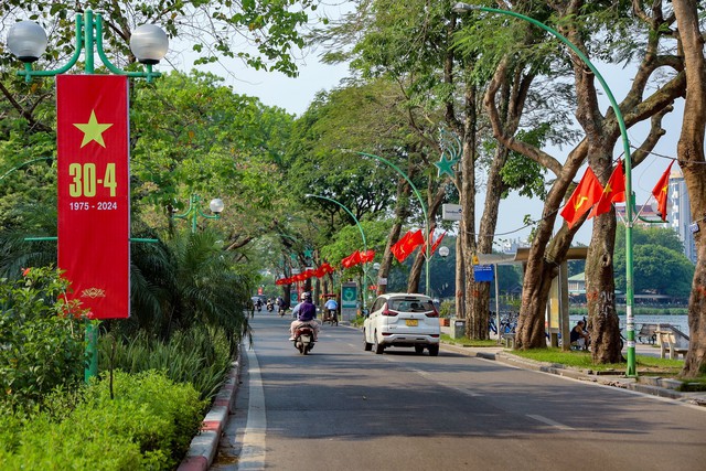 Thủ đô Hà Nội rợp màu cờ hoa dịp lễ 30/4-/1/5- Ảnh 13.