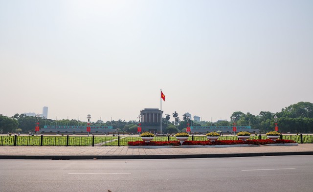 Thủ đô Hà Nội rợp màu cờ hoa dịp lễ 30/4-/1/5- Ảnh 1.
