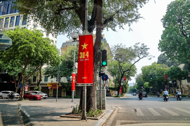 Thủ đô Hà Nội rợp màu cờ hoa dịp lễ 30/4-/1/5- Ảnh 14.