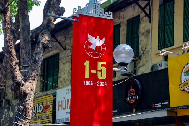 Thủ đô Hà Nội rợp màu cờ hoa dịp lễ 30/4-/1/5- Ảnh 12.