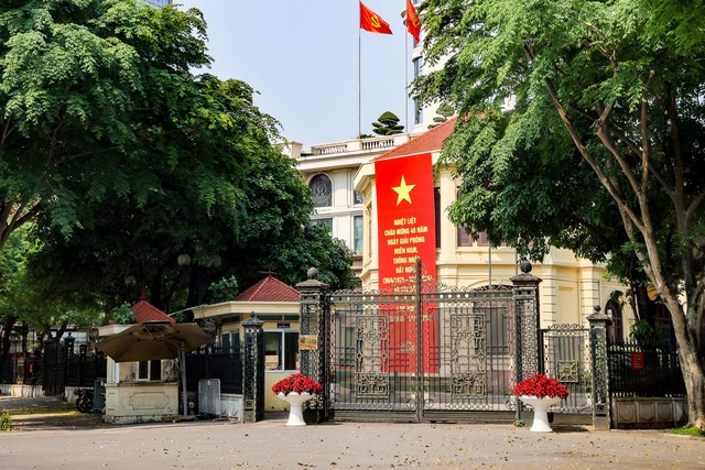 Thủ đô Hà Nội rợp màu cờ hoa dịp lễ 30/4-/1/5- Ảnh 4.