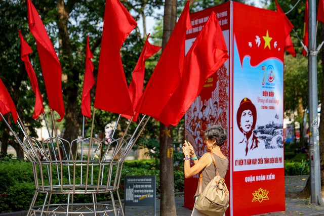 Thủ đô Hà Nội rợp màu cờ hoa dịp lễ 30/4-/1/5- Ảnh 7.