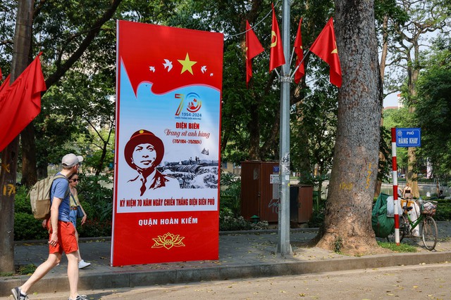 Thủ đô Hà Nội rợp màu cờ hoa dịp lễ 30/4-/1/5- Ảnh 5.