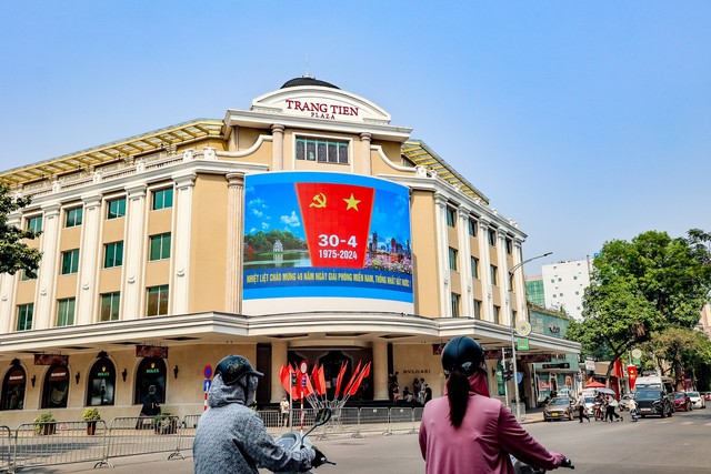 Thủ đô Hà Nội rợp màu cờ hoa dịp lễ 30/4-/1/5- Ảnh 3.