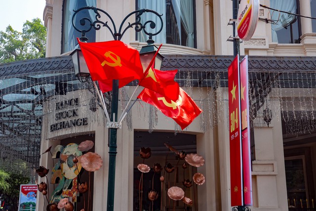 Thủ đô Hà Nội rợp màu cờ hoa dịp lễ 30/4-/1/5- Ảnh 9.