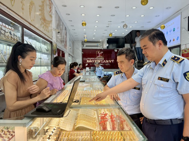 Hà Nội: Đồng loạt kiểm tra 3 cửa hàng kinh doanh vàng- Ảnh 1.