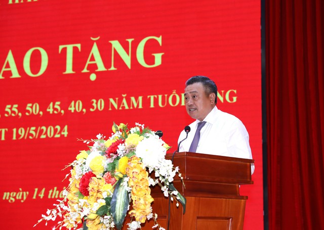 Chủ tịch UBND TP. Hà Nội trao Huy hiệu Đảng tặng các đảng viên lão thành- Ảnh 1.