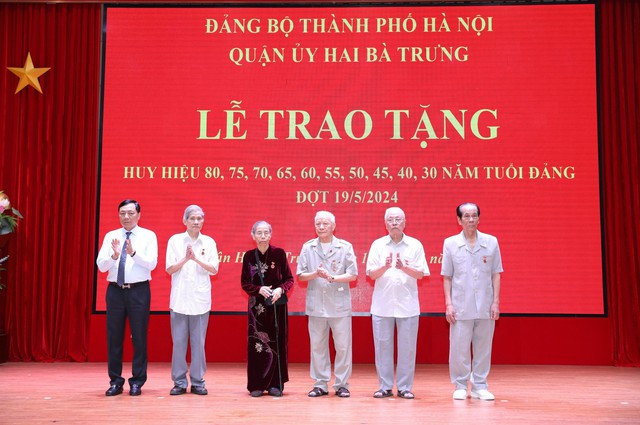 Chủ tịch UBND TP. Hà Nội trao Huy hiệu Đảng tặng các đảng viên lão thành- Ảnh 2.