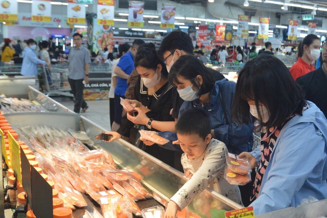 Hà Nội: Lượng khách đến siêu thị tăng gần gấp đôi dịp lễ 30/4-1/5- Ảnh 1.