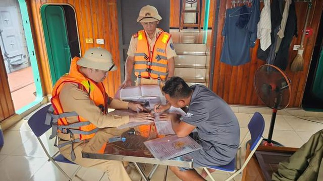 Phối hợp kiểm tra, xử lý bến bãi không phép khu vực sông Hồng- Ảnh 1.