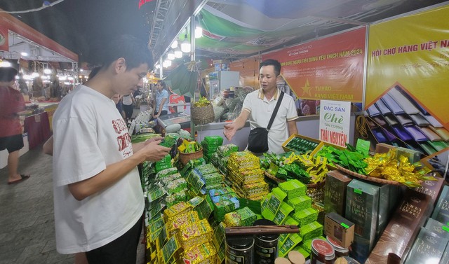 Hà Nội: Khai mạc Hội chợ hàng Việt Nam được người tiêu dùng yêu thích- Ảnh 3.