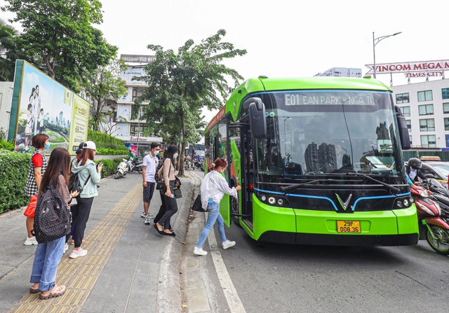 ‘Xanh hóa’ hệ thống giao thông công cộng- Ảnh 1.