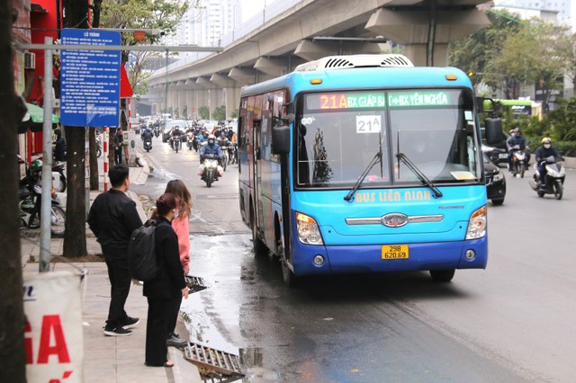 Vận tải hành khách công cộng: ‘Xương sống’ của giao thông Thủ đô- Ảnh 1.