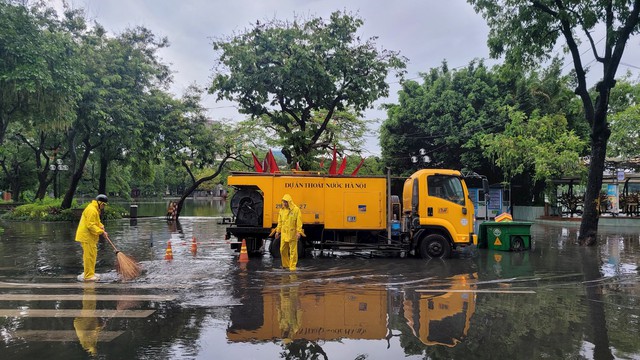 Khẩn trương tiêu thoát nước các điểm ngập, úng sau trận mưa lớn kéo dài- Ảnh 1.