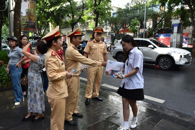 Thí sinh Hà Nội tự tin hoàn thành môn thi đầu tiên của kỳ thi tốt nghiệp THPT - Ảnh 5.