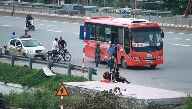 Mạnh tay xử lý tình trạng xe ‘dù’, bến ‘cóc’- Ảnh 1. Mạnh tay xử lý tình trạng xe ‘dù’, bến ‘cóc’- Ảnh 1.