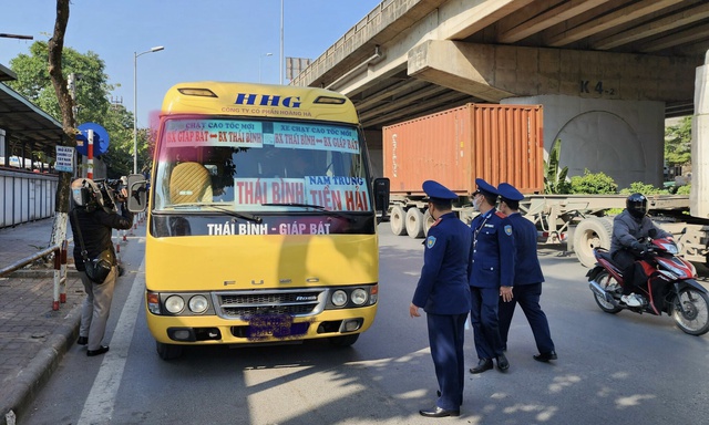 Mạnh tay xử lý tình trạng xe ‘dù’, bến ‘cóc’- Ảnh 2. Mạnh tay xử lý tình trạng xe ‘dù’, bến ‘cóc’- Ảnh 2.