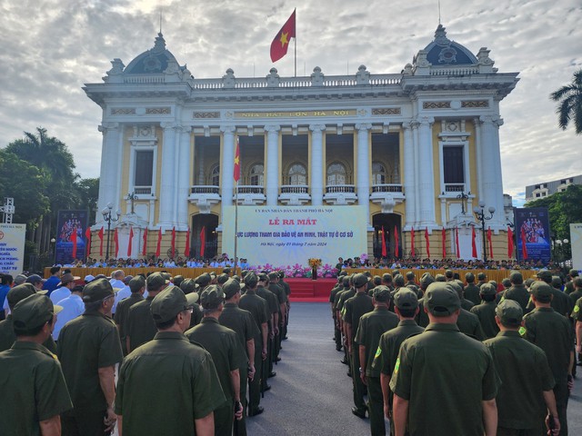 Hà Nội đồng loạt ra mắt lực lượng tham gia bảo vệ an ninh, trật tự ở cơ sở- Ảnh 1.