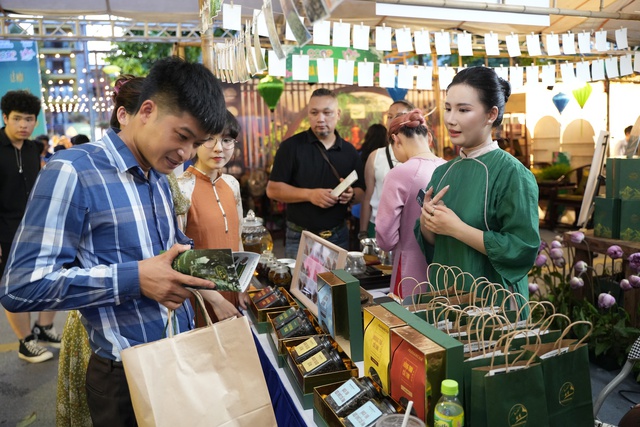 Tôn vinh nét đẹp, giá trị văn hóa hoa sen trong đời sống Việt- Ảnh 3.