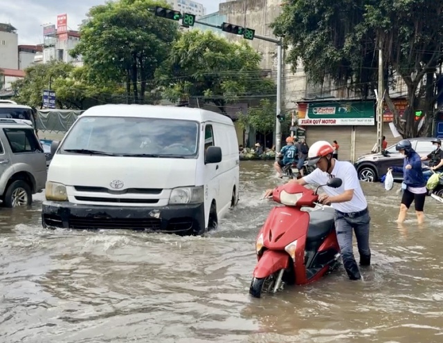 Khắc phục tình trạng ngập úng do mưa lớn tại khu vực phía Tây Hà Nội- Ảnh 1.