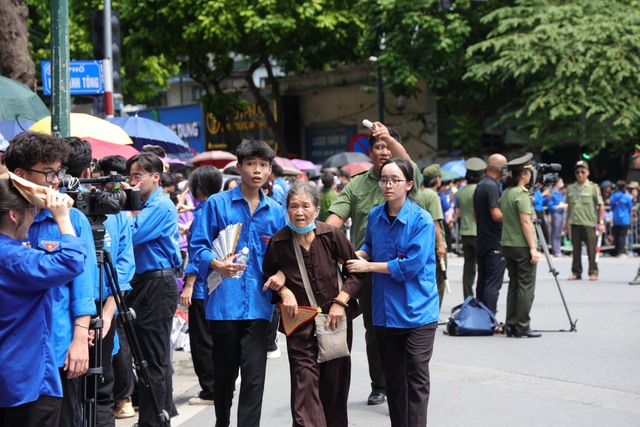 Tuổi trẻ Thủ đô tình nguyện hỗ trợ người dân vào viếng Tổng Bí thư Nguyễn Phú Trọng- Ảnh 4.