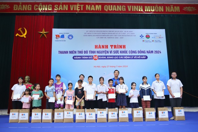 Khám bệnh, phát thuốc tới 700 đối tượng chính sách, thanh thiếu nhi- Ảnh 3.