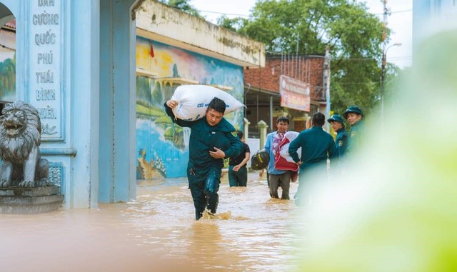 Hà Nội hỗ trợ người dân khắc phục hậu quả do mưa lũ- Ảnh 1.