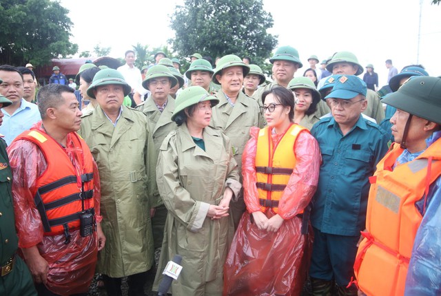 Bí thư Thành ủy Hà Nội: Bảo đảm an toàn cho người dân vùng lũ - Ảnh 2.