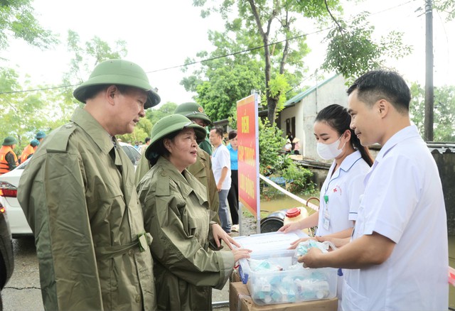 Bí thư Thành ủy Hà Nội: Bảo đảm an toàn cho người dân vùng lũ - Ảnh 3.