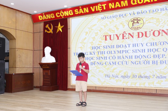 Hà Nội tuyên dương hai học sinh có thành tích đặc biệt- Ảnh 3.