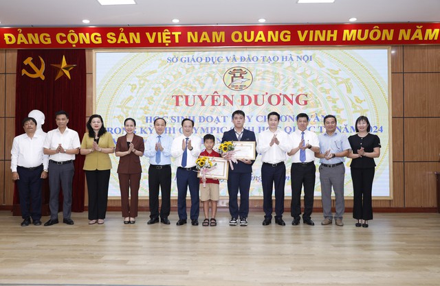 Hà Nội tuyên dương hai học sinh có thành tích đặc biệt- Ảnh 1.