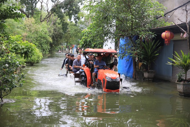 Sát cánh, chia sẻ khó khăn với người dân vùng ‘rốn lũ’- Ảnh 3.