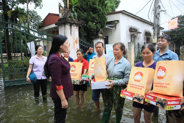 Sát cánh, chia sẻ khó khăn với người dân vùng ‘rốn lũ’- Ảnh 1.