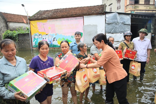 Sát cánh, chia sẻ khó khăn với người dân vùng ‘rốn lũ’- Ảnh 2.