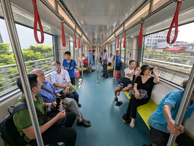 Metro Nhổn-Ga Hà Nội: Lượng khách cuối tuần phá vỡ 'kỷ lục'- Ảnh 2.