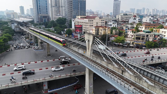 Metro Nhổn-Ga Hà Nội: Lượng khách cuối tuần phá vỡ 'kỷ lục'- Ảnh 1.