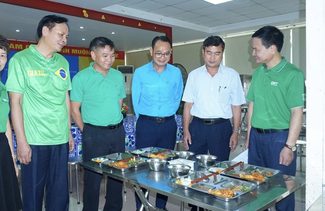 Ấm cúng bữa cơm Công đoàn- Ảnh 1.