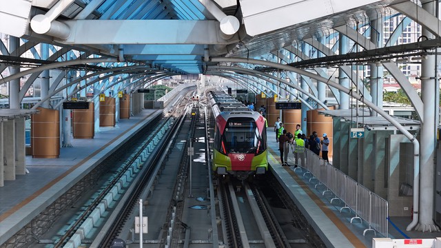 Metro Nhổn-Ga Hà Nội thu hút gần 600 nghìn lượt khách- Ảnh 1.