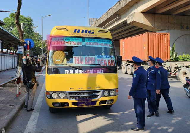 Kiên quyết xử lý phương tiện kinh doanh vận tải chở quá số người quy định - Ảnh 1. Kiên quyết xử lý phương tiện kinh doanh vận tải chở quá số người quy định - Ảnh 1.