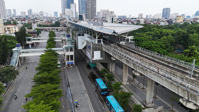 Mạng lưới xe buýt phủ kín, tạo thuận lợi cho người dân- Ảnh 2.