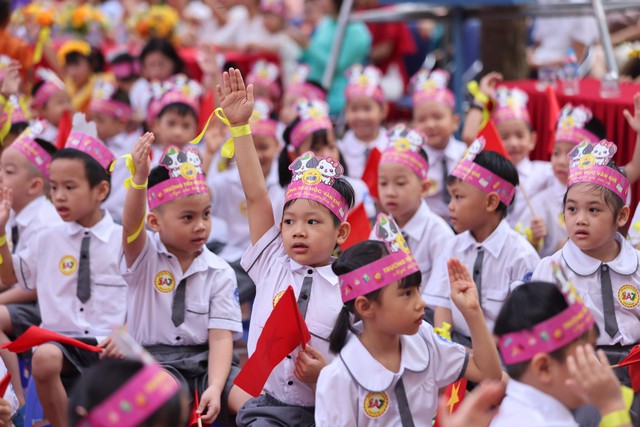 Học sinh Hà Nội chuyển sang học trực tuyến ngày 6/10 để phòng, chống bão- Ảnh 1.